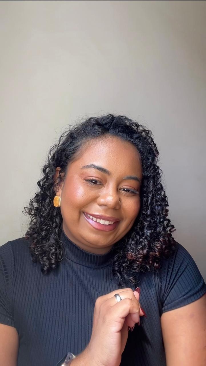 Foto da criadora da Versão Raiz, sorrindo